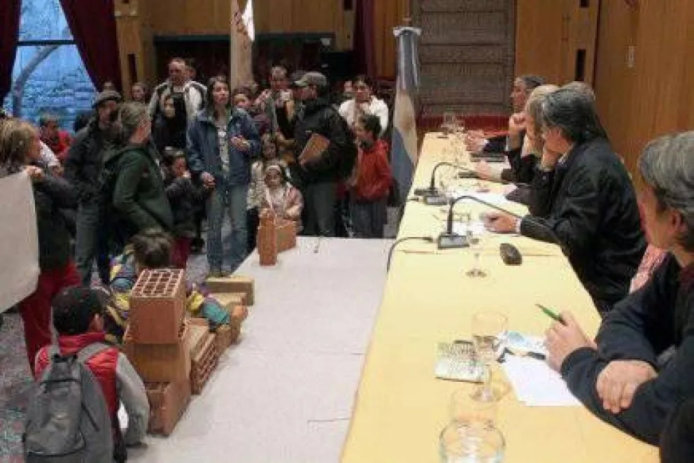 Comunidad de Villa Los Coihues vuelve a reclamar por su escuela