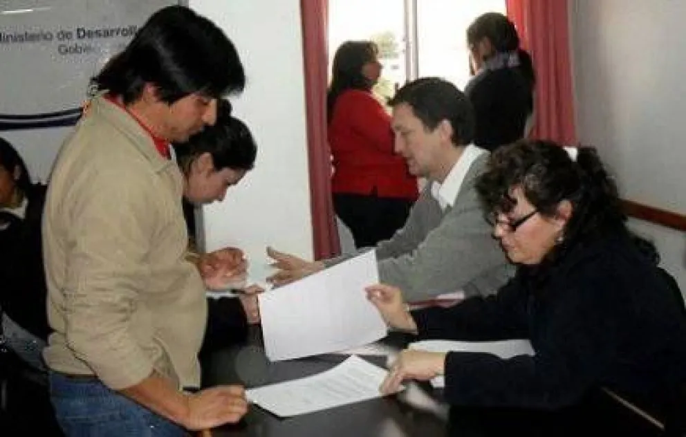 Ex trabajadores becados cobraron dos salarios juntos