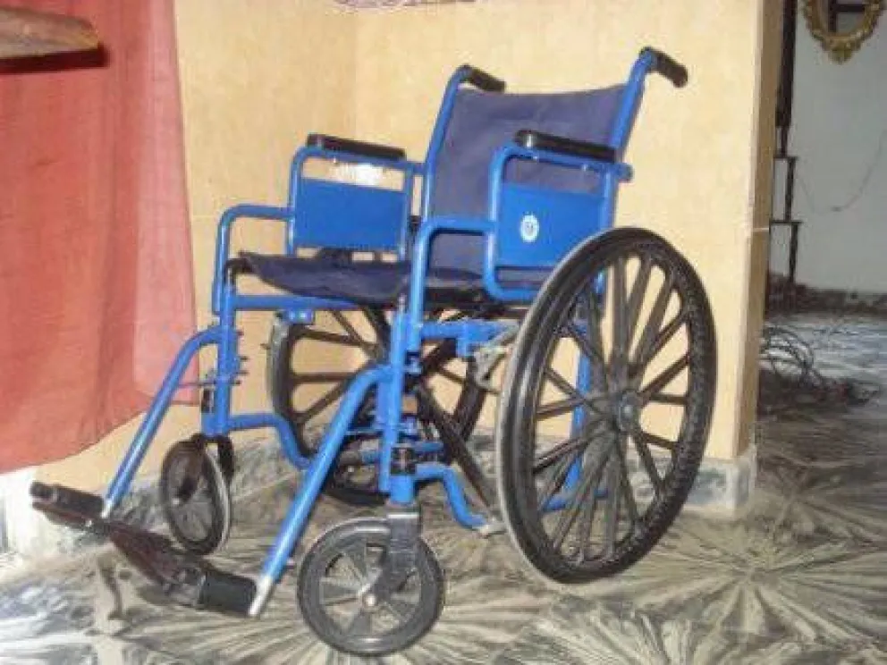 Entregan sillas de ruedas