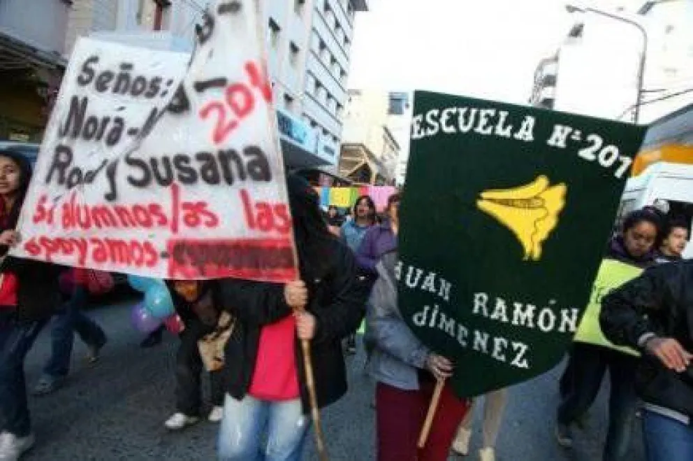 Marcha en apoyo a las maestras de la 201