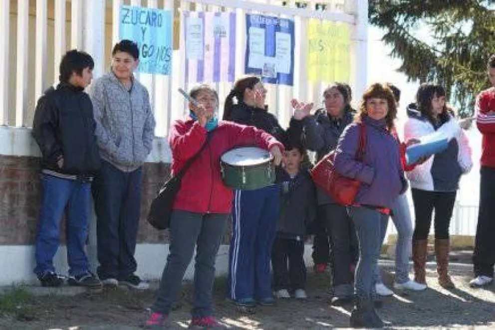 Padres de la 201 reclaman seguridad y reinicio de clases 