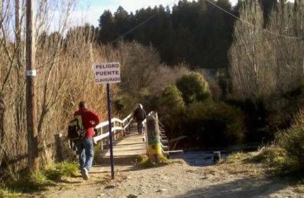 Preocupación por puente deteriorado en Villa Los Coihues