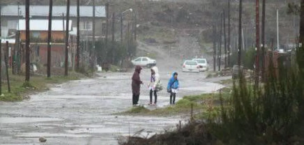 Familias autoevacuadas y calles anegadas 