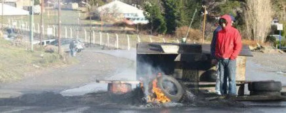 Sigue el bloqueo de los maleteros en el ingreso a la Terminal 