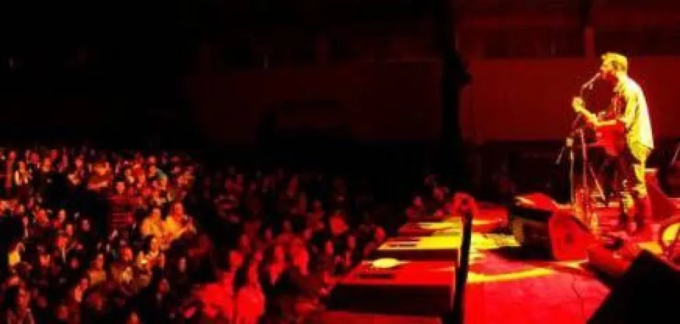 Kevin Johansen desplegó su talento en El Bolsón 
