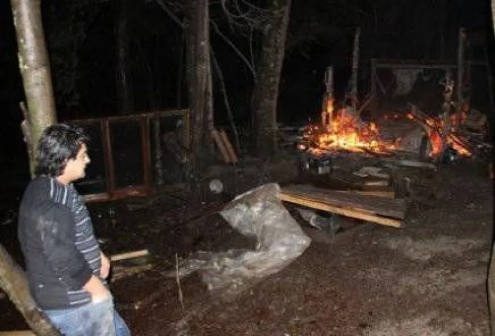 Incendio destruyó vivienda en Villa La Angostura 