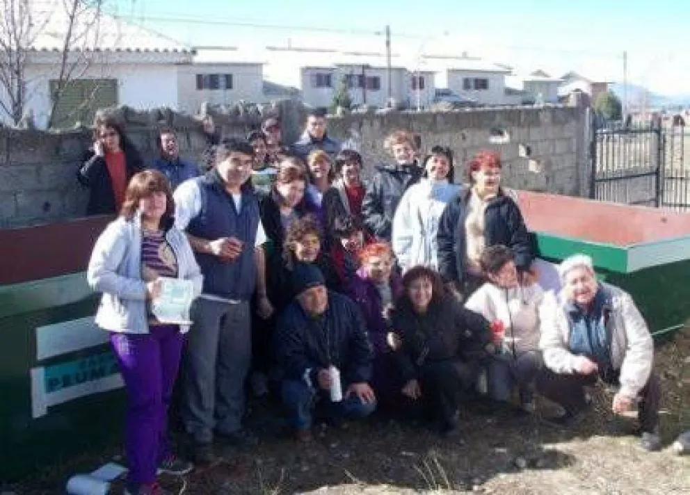 Adquieren contenedores para proyecto barrial financiado por el municipio