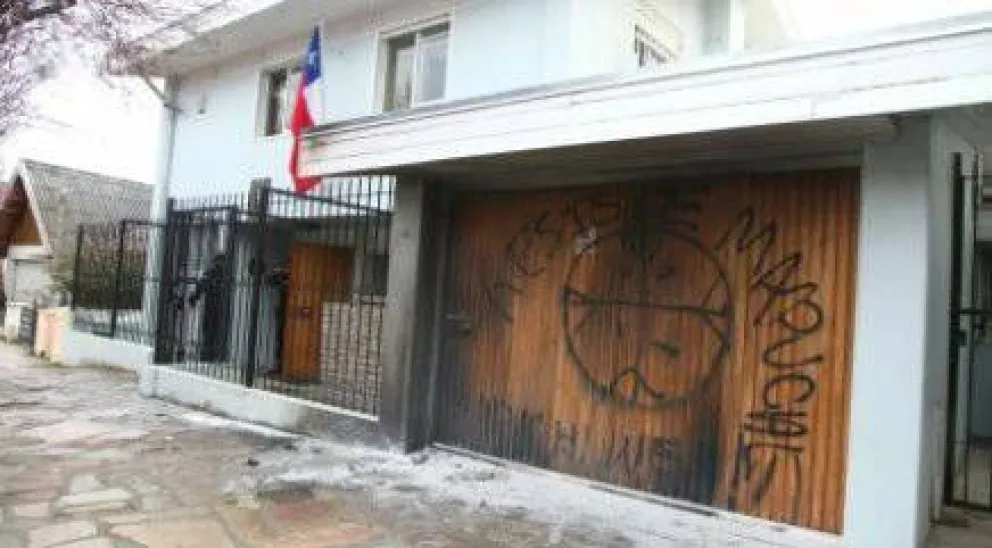 Arrojaron un explosivo casero contra el consulado chileno 