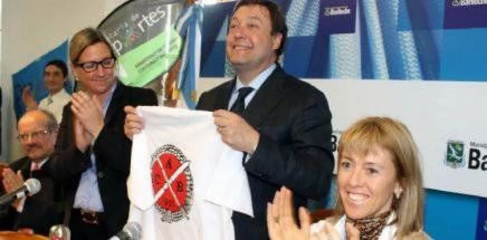 Provincia entregó aportes y elementos deportivos