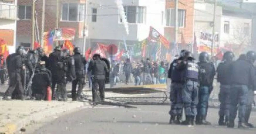 Tras violenta represión Legislatura neuquina aprobó convenio con Chevron
