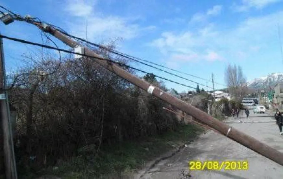 Colectivo embistió cables y tiró postes de energía