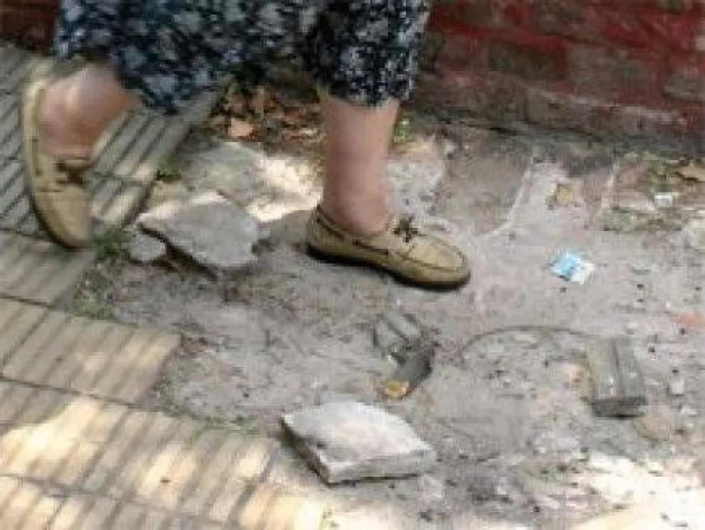Deben indemnizar a vecina que tropezó en la vereda