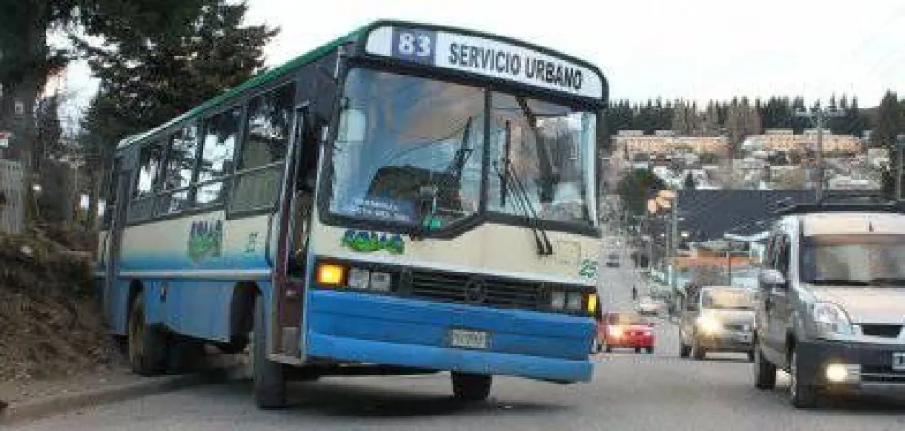 Colectivo sufrió un desperfecto mecánico y terminó sobre la vereda 