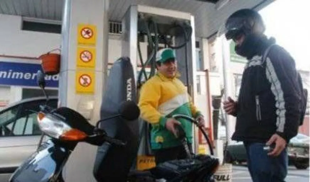 Demoran prohibir venta de combustible a motociclistas sin casco 