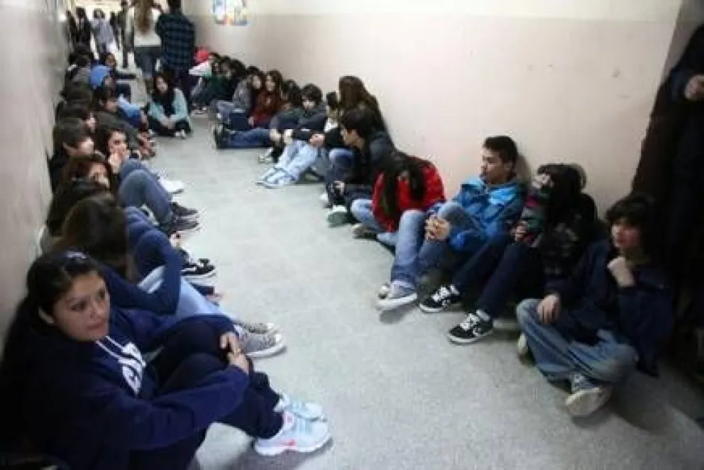Alumnos del CEM 105 realizaron sentada por falta de calefacción