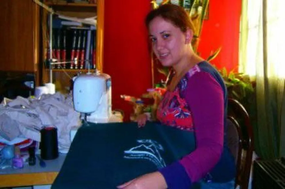 Mujeres generan sus propios ingresos confeccionando bolsas 