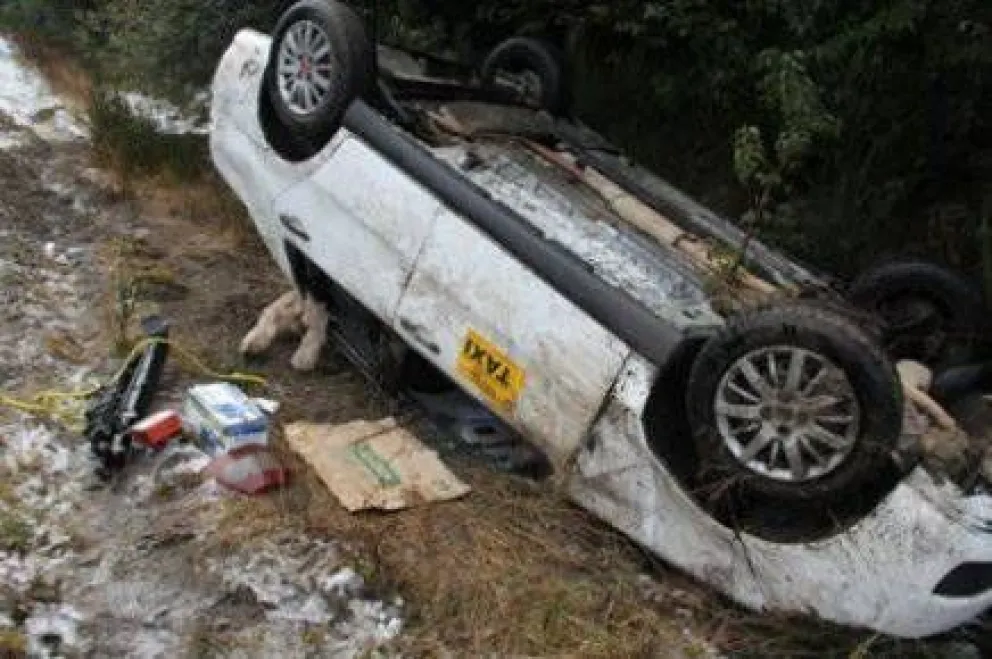 Volcó taxi que viajaba a Bariloche 