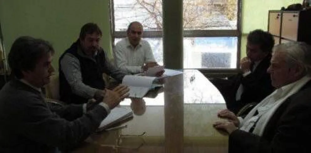 Vaca Narvaja "analiza" obras para Dina Huapi