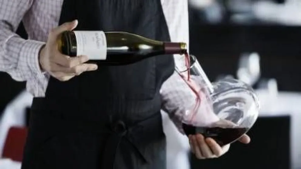 La historia del beso en la boca y el origen de la palabra sommelier
