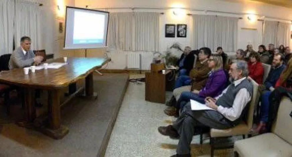 Gabriel Lerner disertó en Bariloche sobre niñez y adolescencia