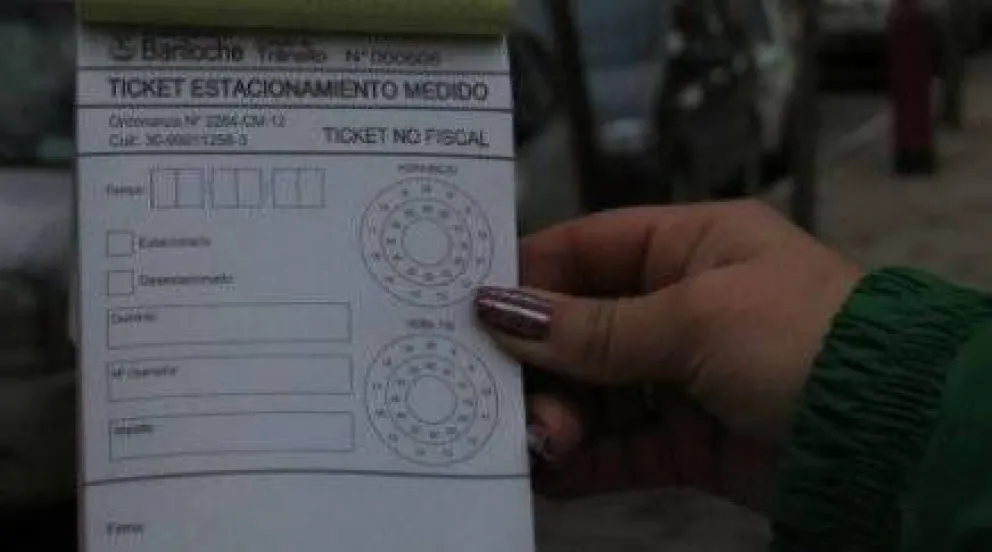 Operadores cuentan con un sistema manual para cobrar el estacionamiento 