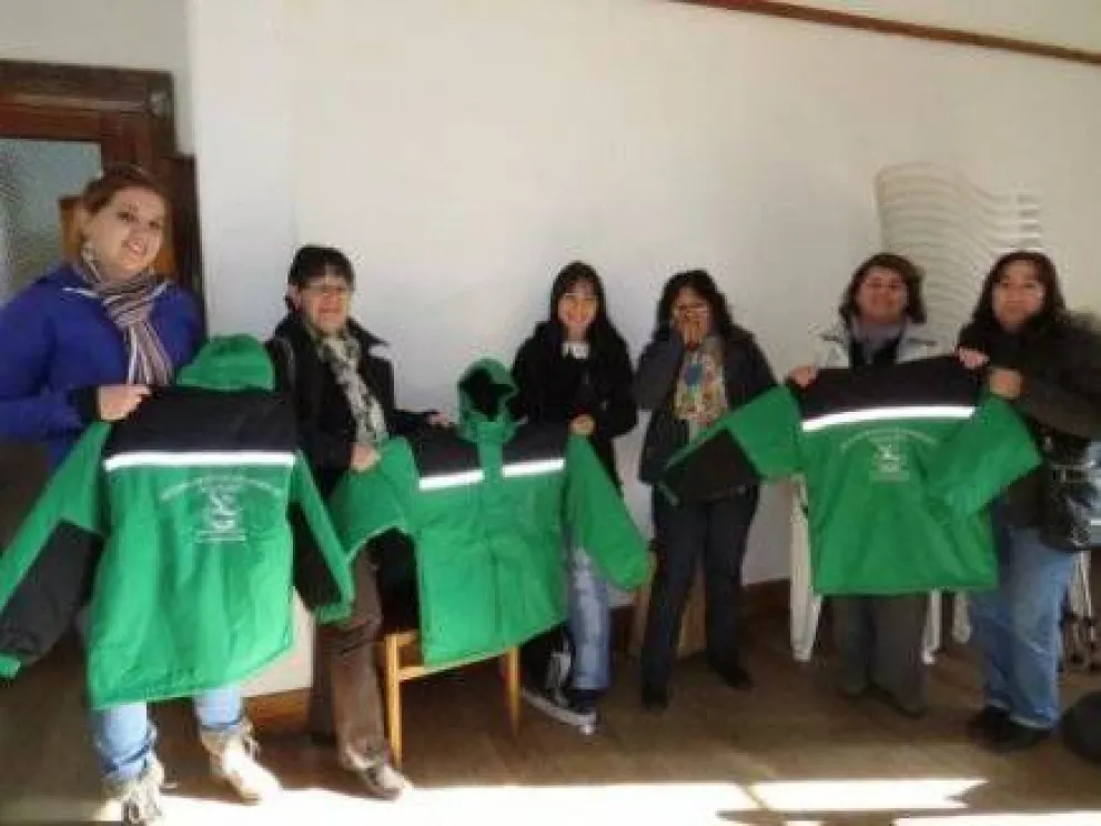 Talleres barriales fabricaron camperas para el estacionamiento medido
