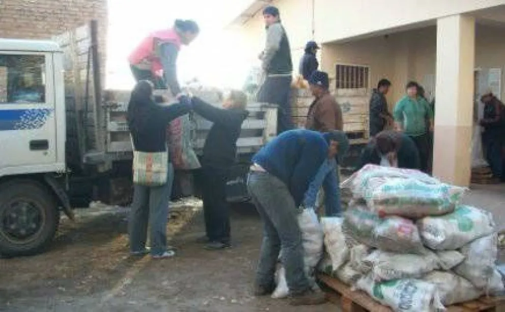 Entregaron más de mil bolsas de alimentos a "precios justos"