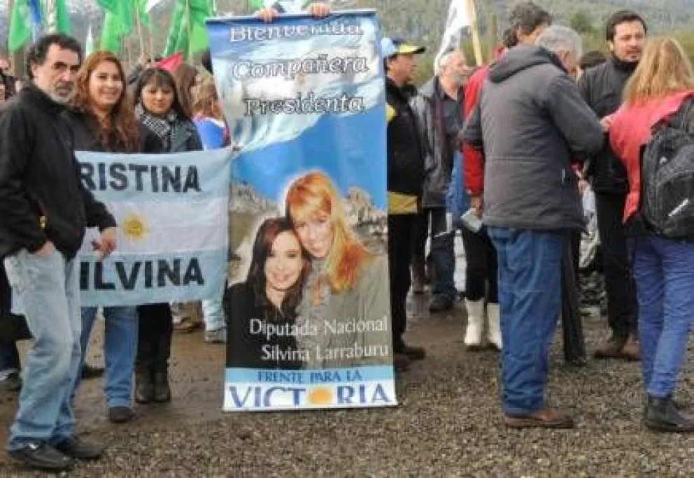 Notifoto: Agrupaciones peronistas esperan la llegada de Cristina 