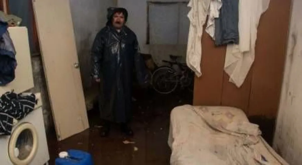 Notifoto: Vecino indignado ante la inundación de su casa 