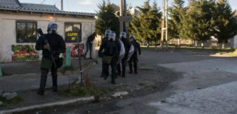 Agreden a policías en medio de allanamientos 