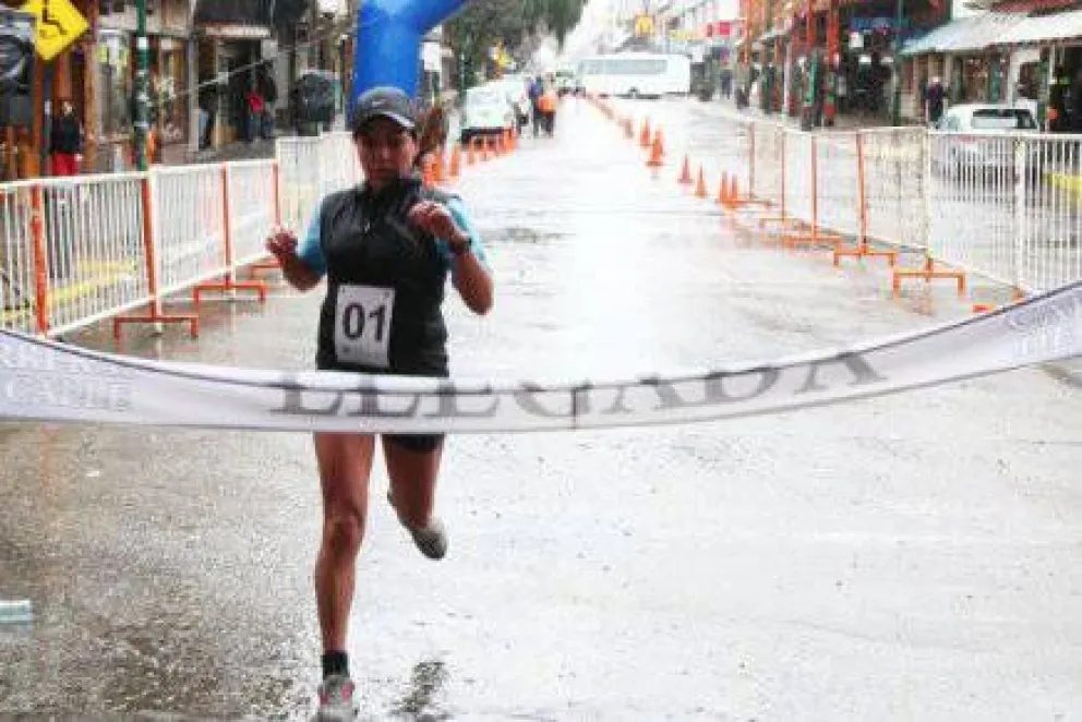 Deportistas le hicieron frente a la lluvia en el "Bariloche corre" 