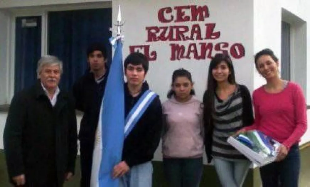 Legislador entregó Bandera de Ceremonia en El Manso