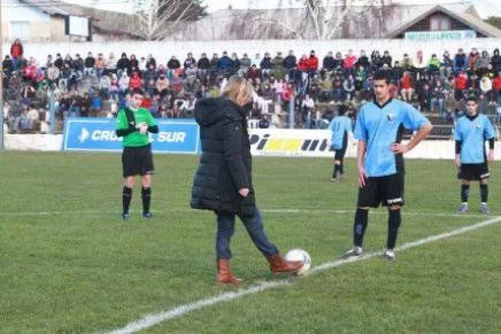 La selección nacional sub 17 abrió la Fiesta Nacional de la Nieve