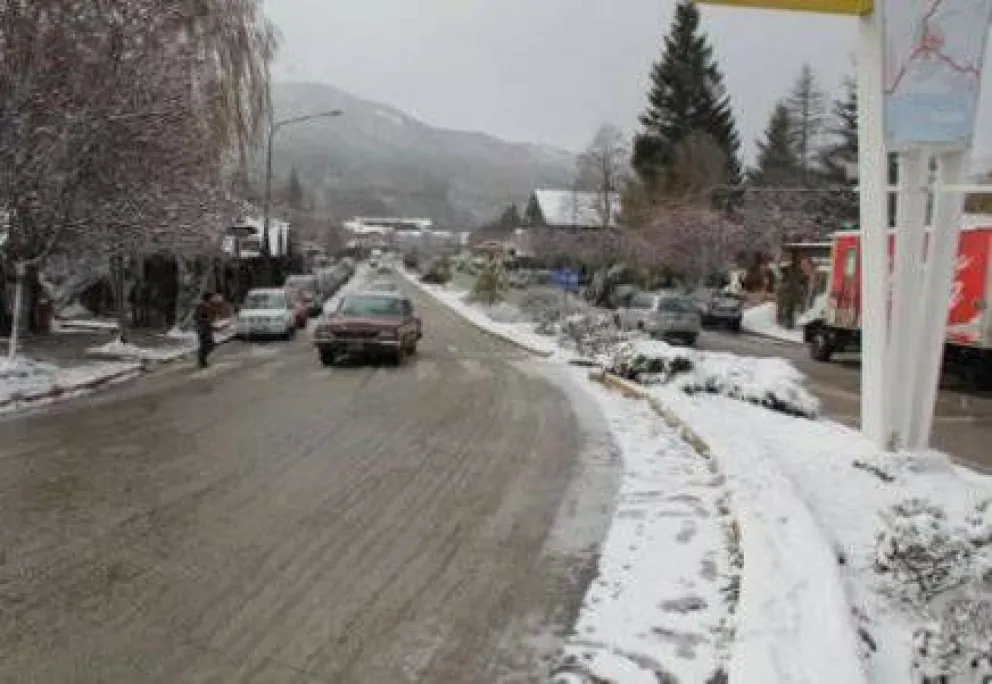 Nieve en La Angostura: Un accidente menor y algunos inconvenientes 