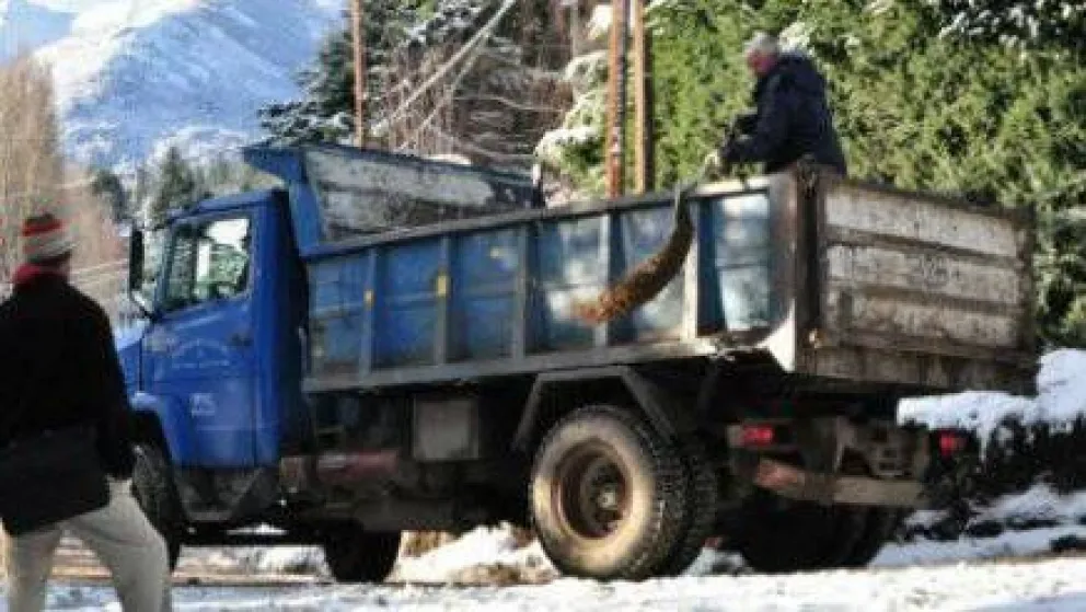 Cuadrillas municipales arrojaron arena y sal en las calles