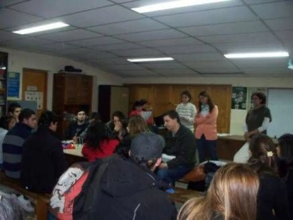 Brindan talleres de noviazgos no violentos en escuelas 