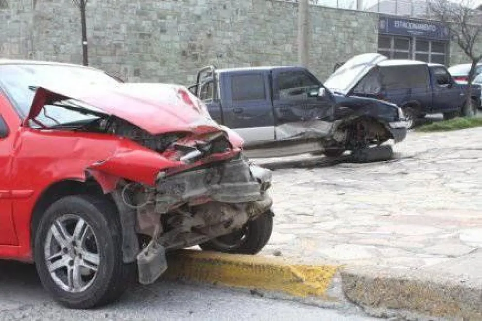 Chocaron un auto y una camioneta 