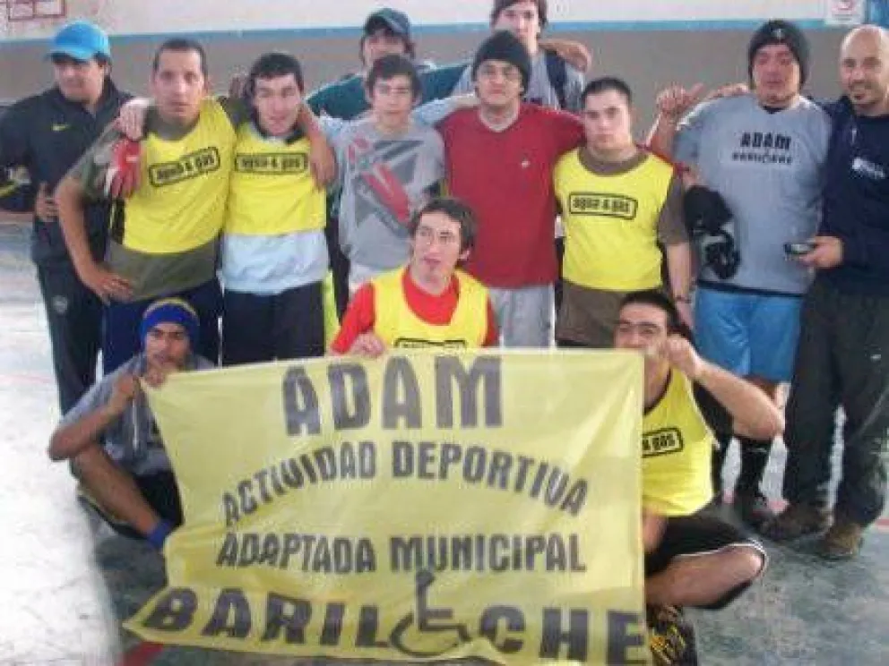 Barilochenses en equipo de fútbol para personas con discapacidad