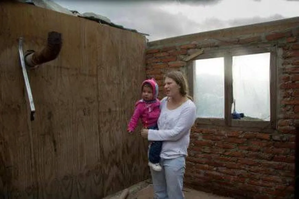 Casa "voló 4 metros" por los intensos vientos
