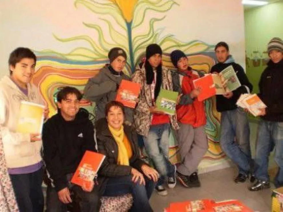 Carreras entregó libros en el Centro cultural Ruca-Che