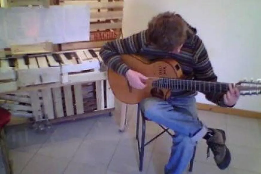 Una canción en el homenaje a Roberto Navarro 