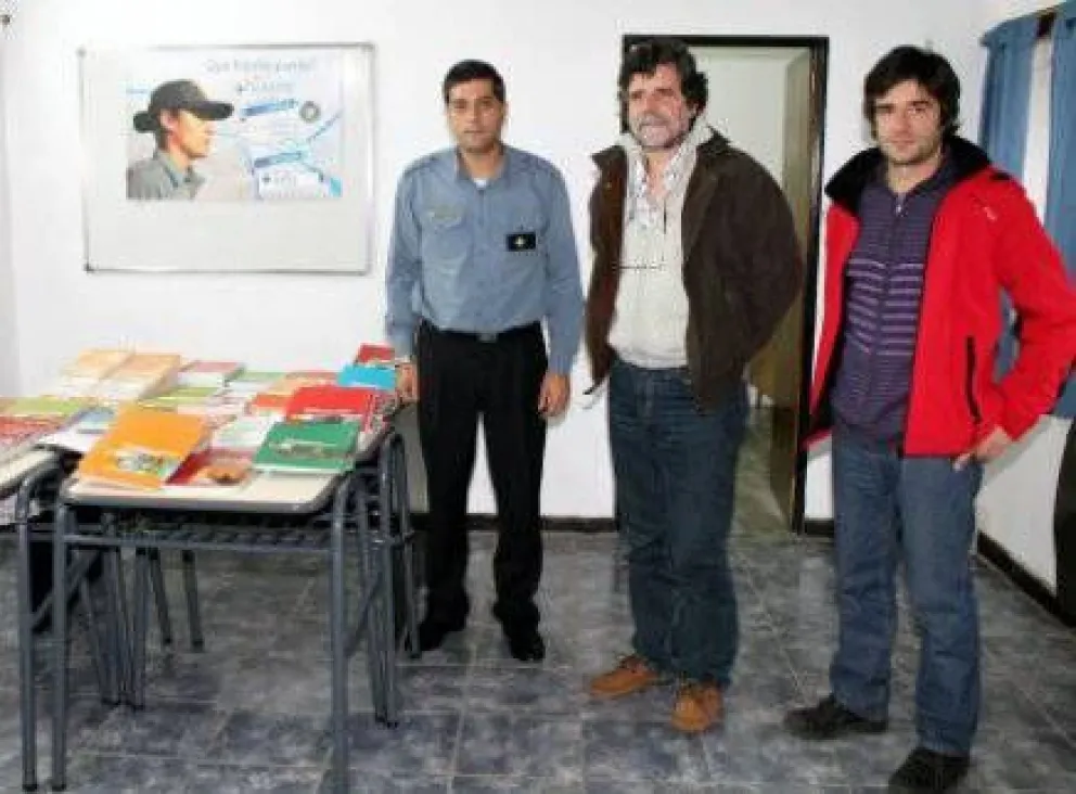 Entregaron libros a la Escuela de Policía 