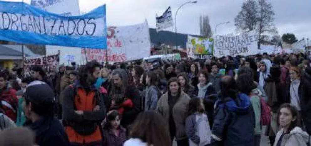 Miles marcharon en El Bolsón en apoyo al Intendente y contra el loteo