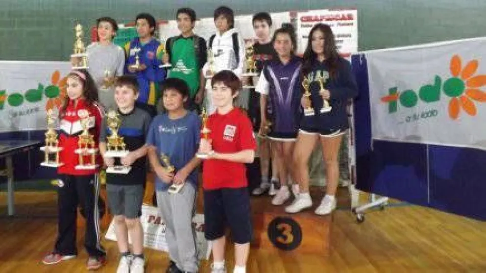 Barilochenses brillaron en importante torneo de tenis de mesa 