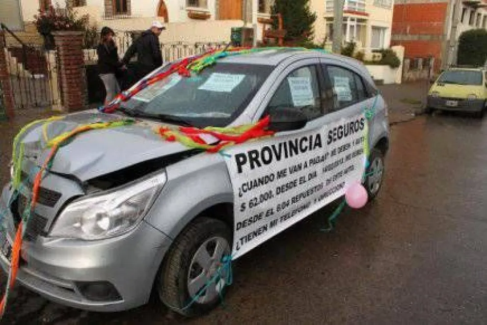 Notifoto: Singular protesta a compañía de Seguros