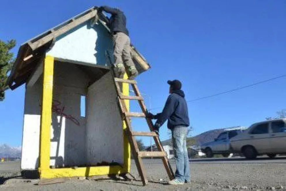 Integrantes del Argentina Trabaja construyen garitas