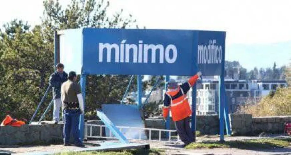 Notifoto: Municipales "in situ" sacando el cartel