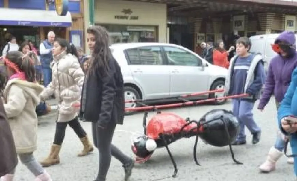 Jóvenes de centros recreativos, presentes en el desfile de títeres gigantes 