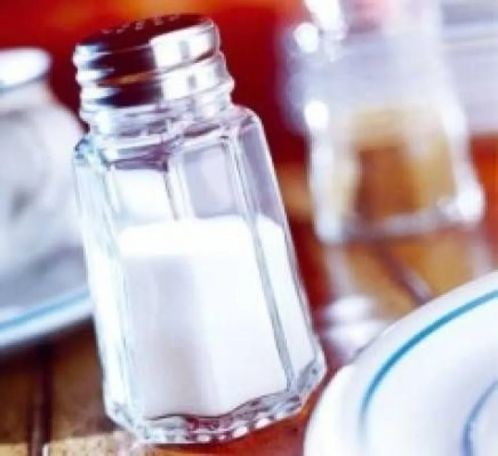 Piden que se reglamente el uso de sal en restaurantes
