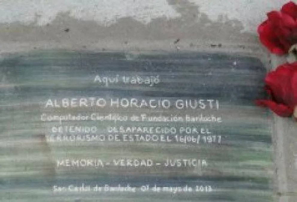Colocaron una baldosa en memoria de un desaparecido de Bariloche